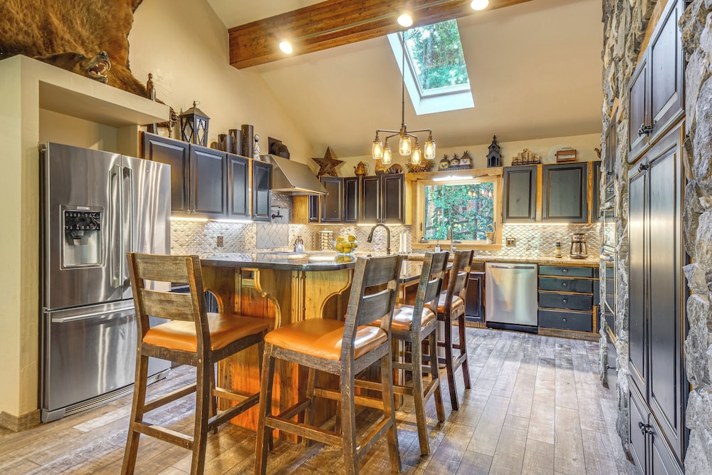 Steps to Ski Shuttle: Breckenridge Home w/ Hot Tub