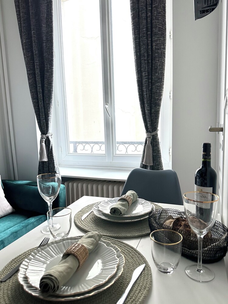 1587 Charonne