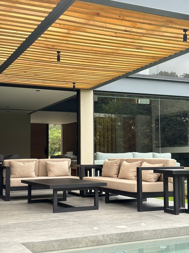 Casa Cundi-Contemporary Living in Nature