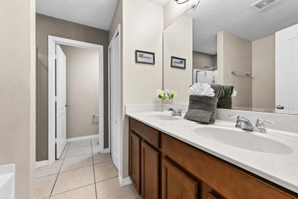 Spacious 6br Villa W/ Private Pool near Disney 6 Bedroom Villa