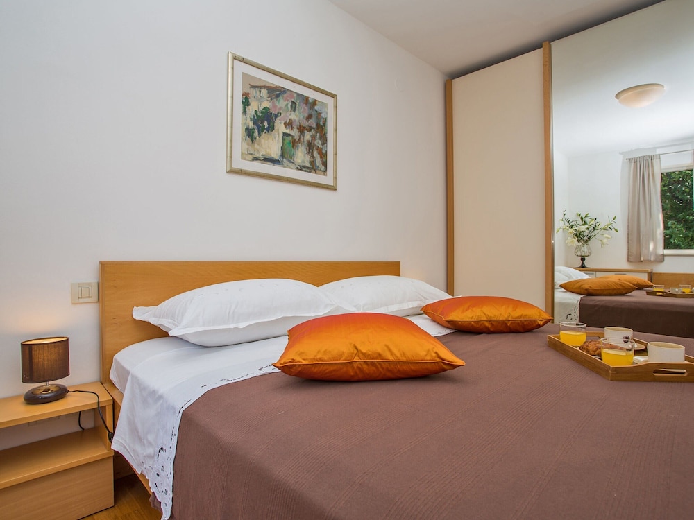 Spacious and Modern 1st Floor Apartment With Private Garage, Wi-fi