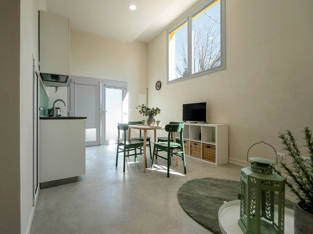 Room-charming Guest Room in Frassino wit