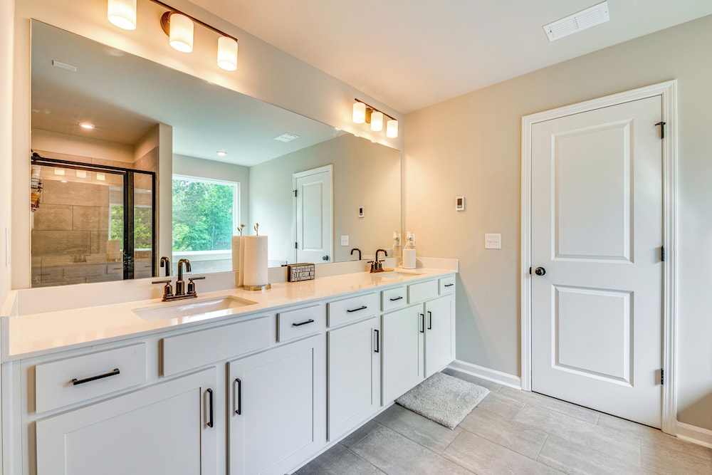 11 Mi to Dtwn: Luxe Atlanta Retreat w/ Deck & Yard