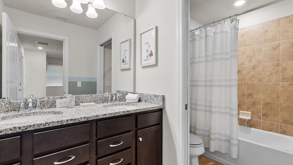 5 Bed 4 Bath Townhouse With Pool 5 Bedroom Townhouse by RedAwning view 2