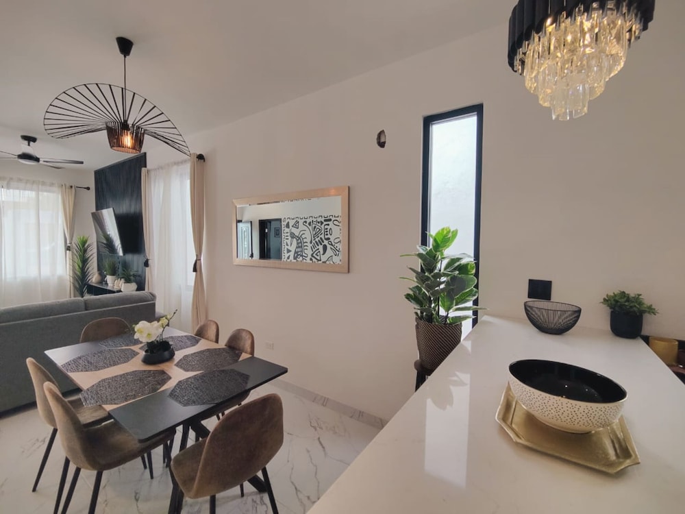 Beautiful 3bed 2bath new Home With Pool in Town