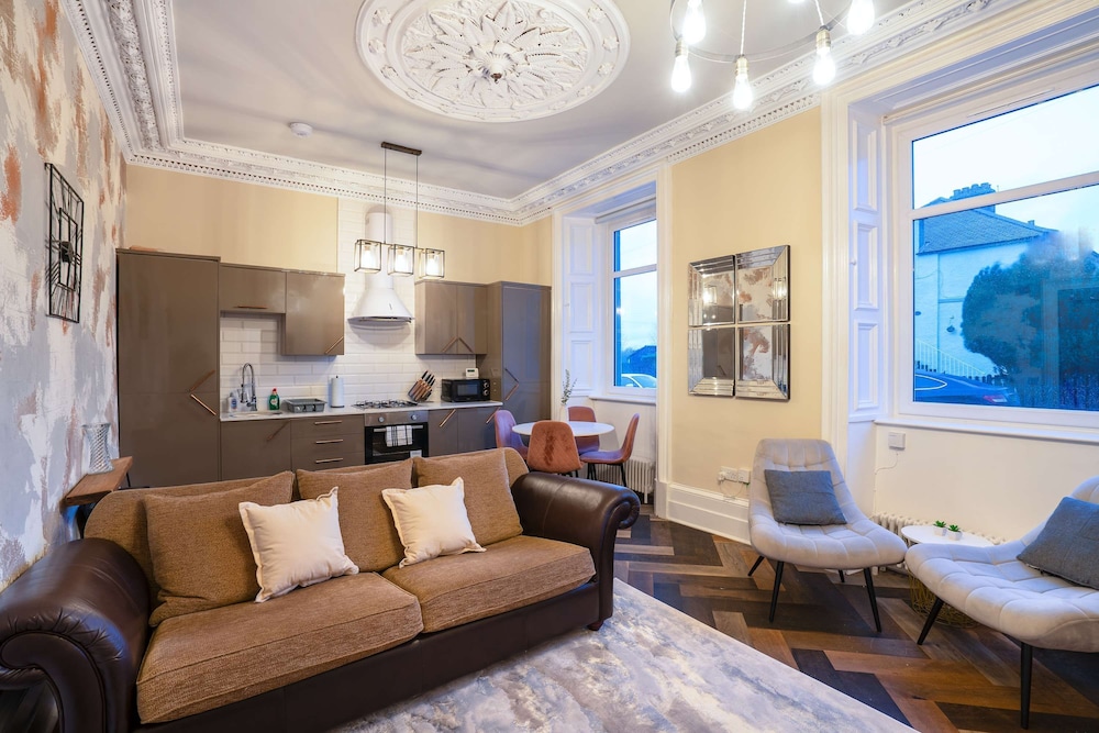 Stylish 2 Bed Flat-free Parking
