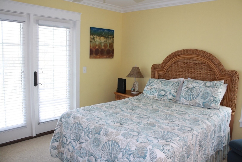 Beach Crew 4 Bedroom Home by RedAwning
