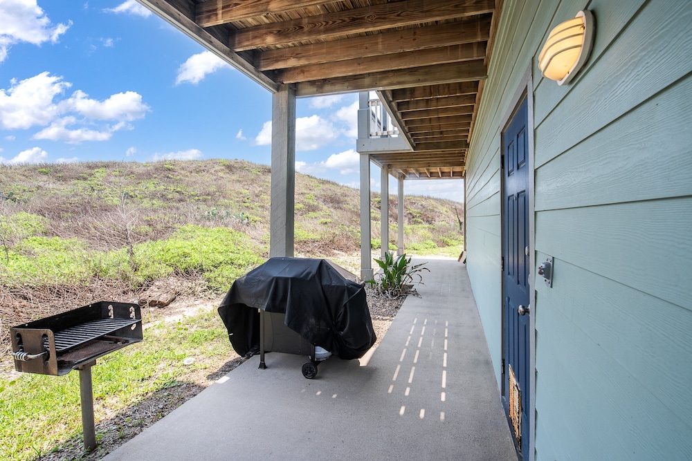 Beach Front Baby Ocean Views, Golf Cart & Pet Friendly!