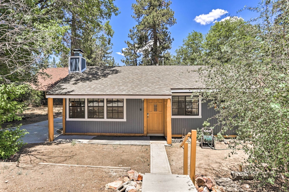 Hot Tub & Deck: Big Bear Gem Near Resorts! view 2