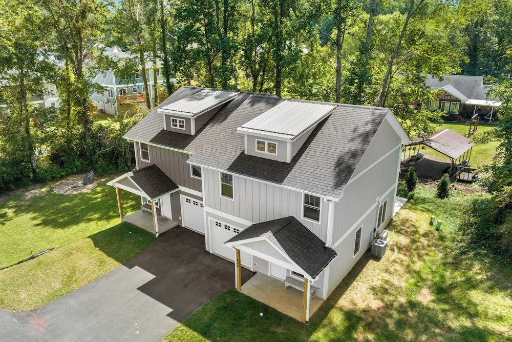 Sleeps 20, Entire Duplex Patio + Fire Pit 6 Minutes to Downtown Asheville