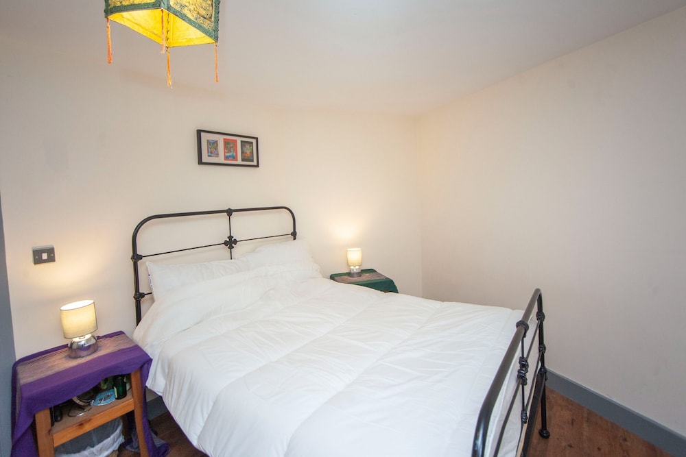 Special 3 Bedroom Townhouse With Parking in Bristol view 3