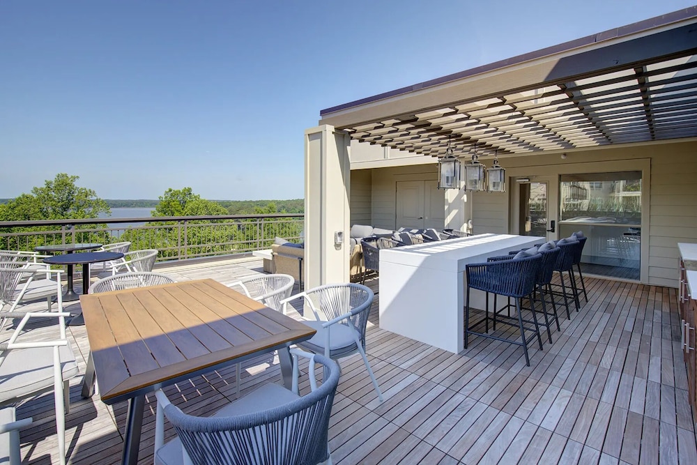 Landing Weston Lakeside Apartments