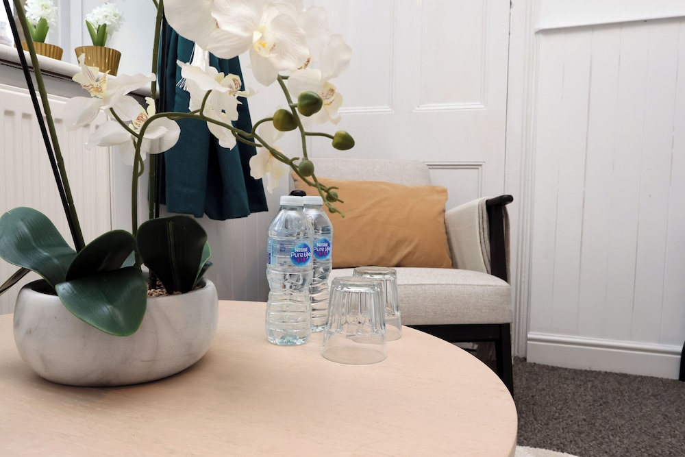 Cardiff Guesthouse & On-Street Parking