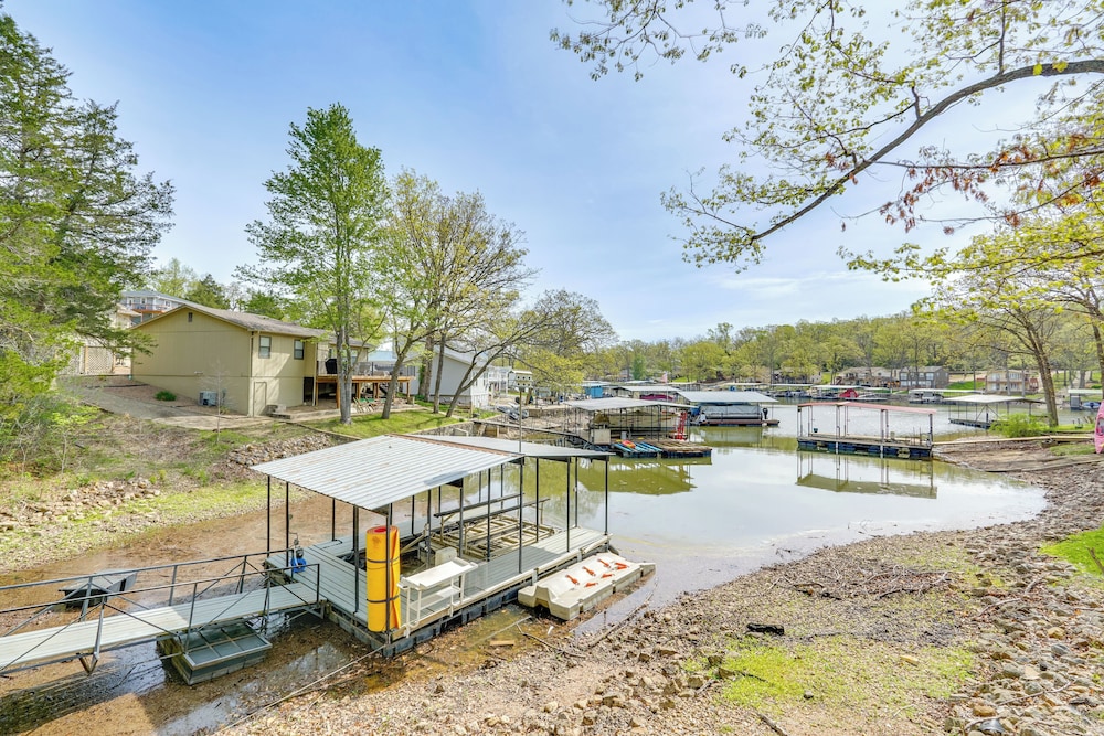 Balcony & Fire Pit: Home on Lake of Ozarks!