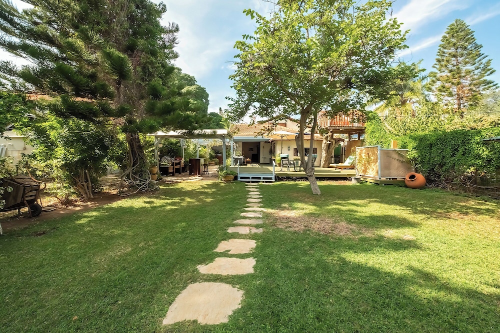Relax in a Garden Oasis by Sea N' Rent