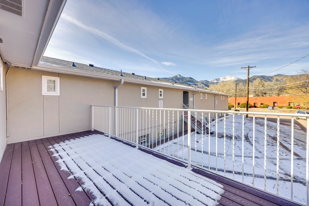 1/2 Mi to Attractions: Apartment w/ Deck