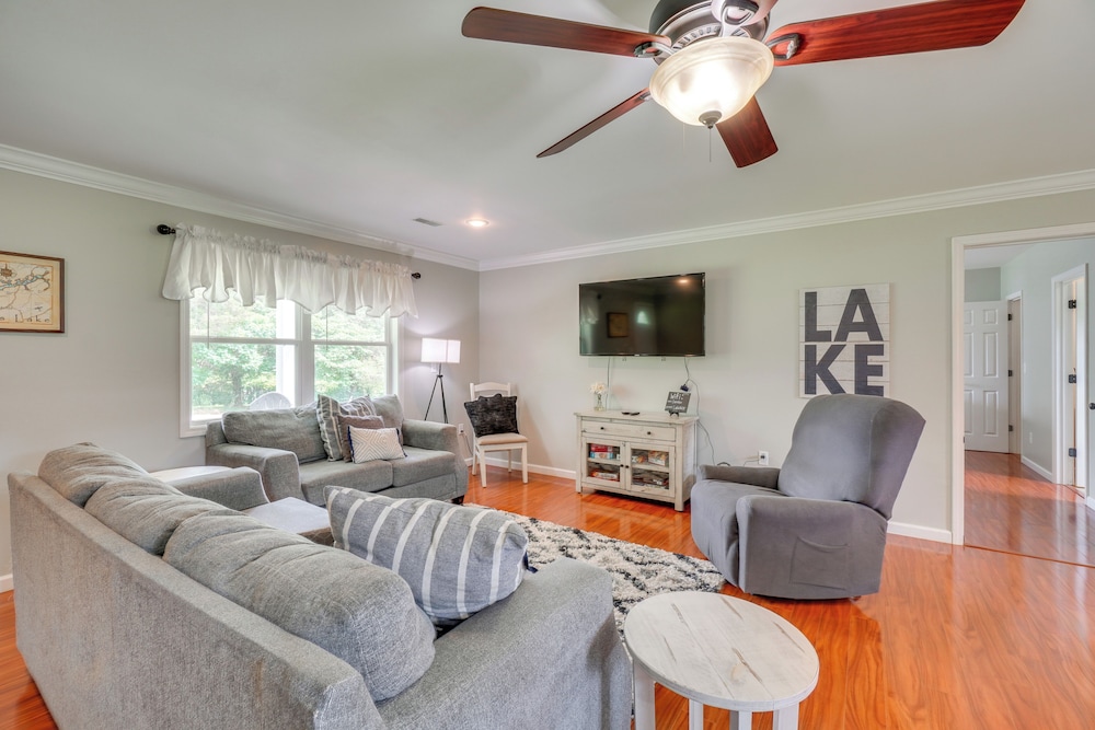 Walk to Marina: Norris Lake Escape w/ Deck + Views