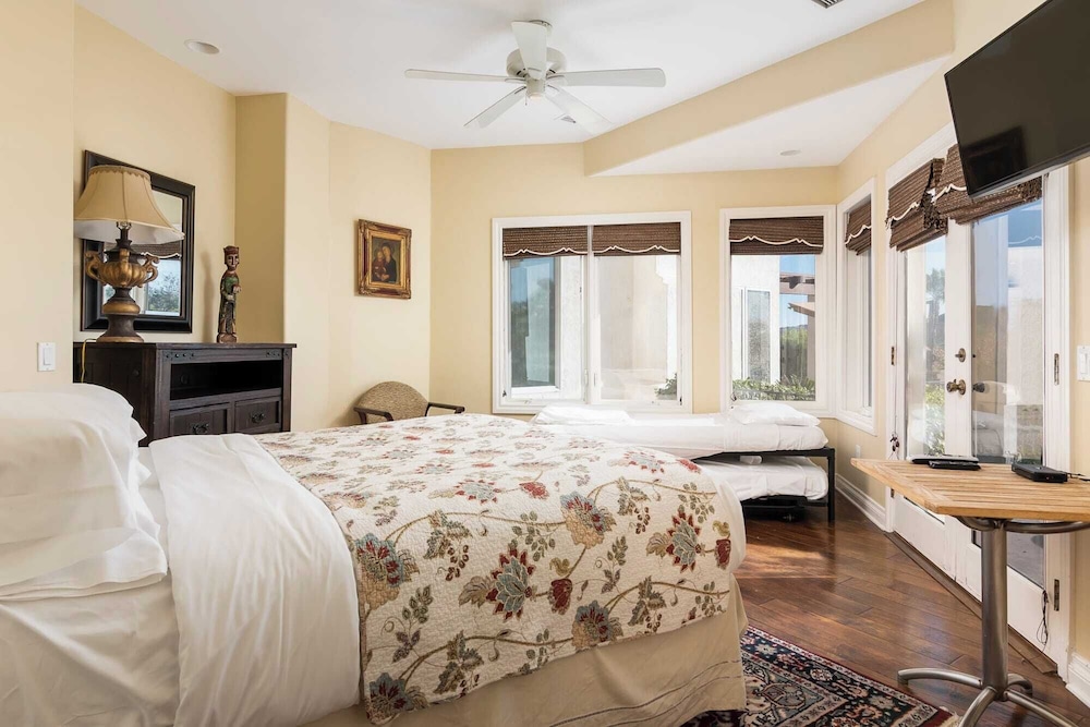 Two Estates w/ Pools, Hot Tubs, Game Rooms, Valley Views & Tennis Court Near Beaches & Wineries