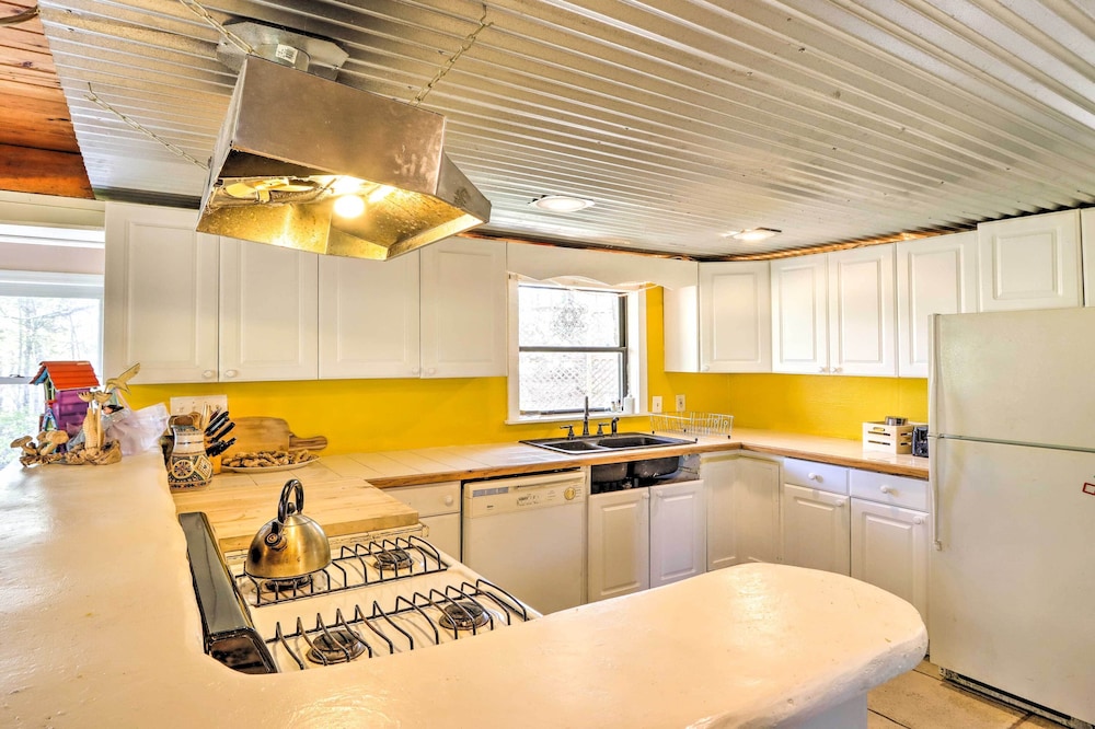 Charming Cottage w/ Deck in Blue Ridge! view 3