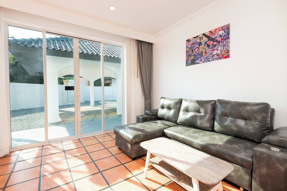 Luxury 4BR Private 425sqm Party Pool Villa
