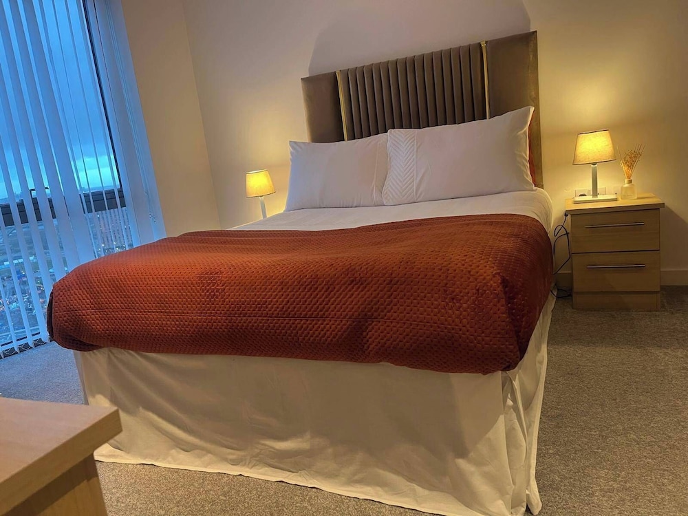 Apartmentsleeps5-city-tv-wifi-seaview