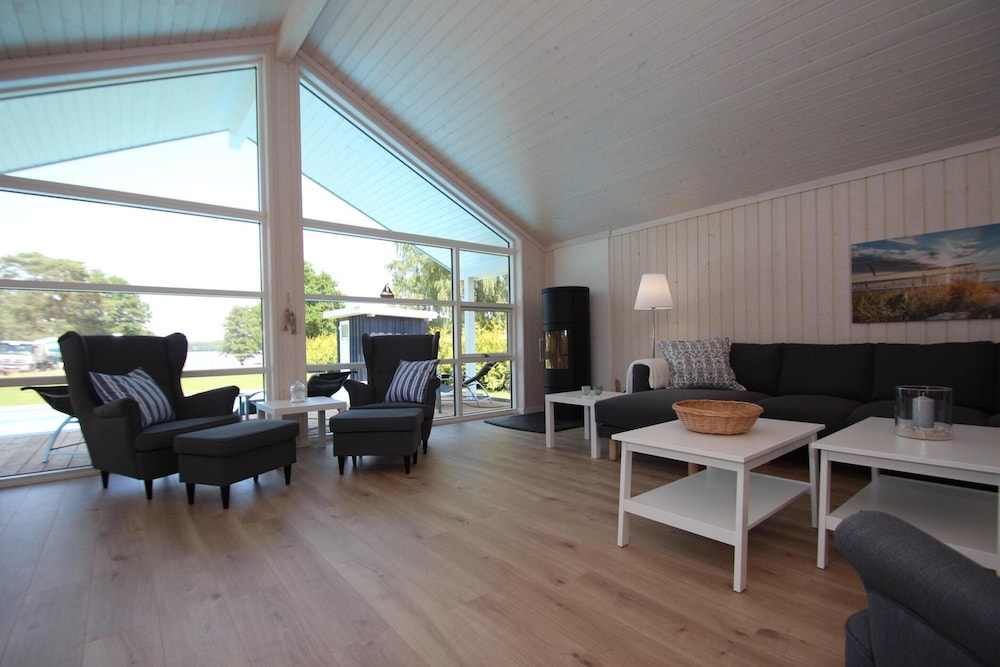 Ferienhaus mit Pool und Sauna am Duemmer See