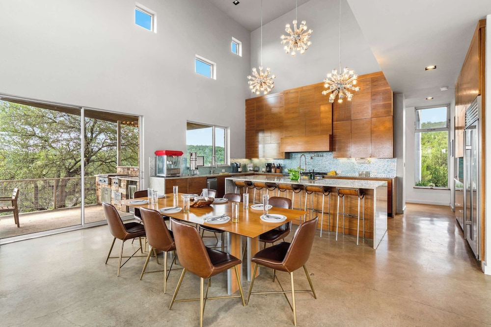 Luxury 4BR Hilltop Retreat Hot Tub & Scenic Views