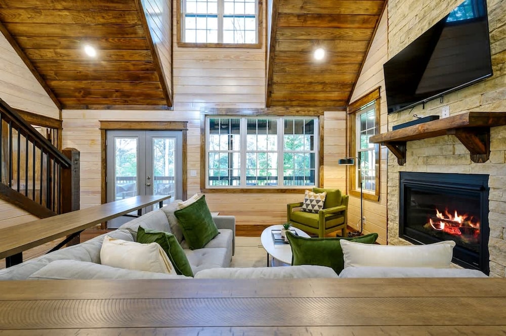 Family-friendly Broken Bow Cabin w spa Game Room