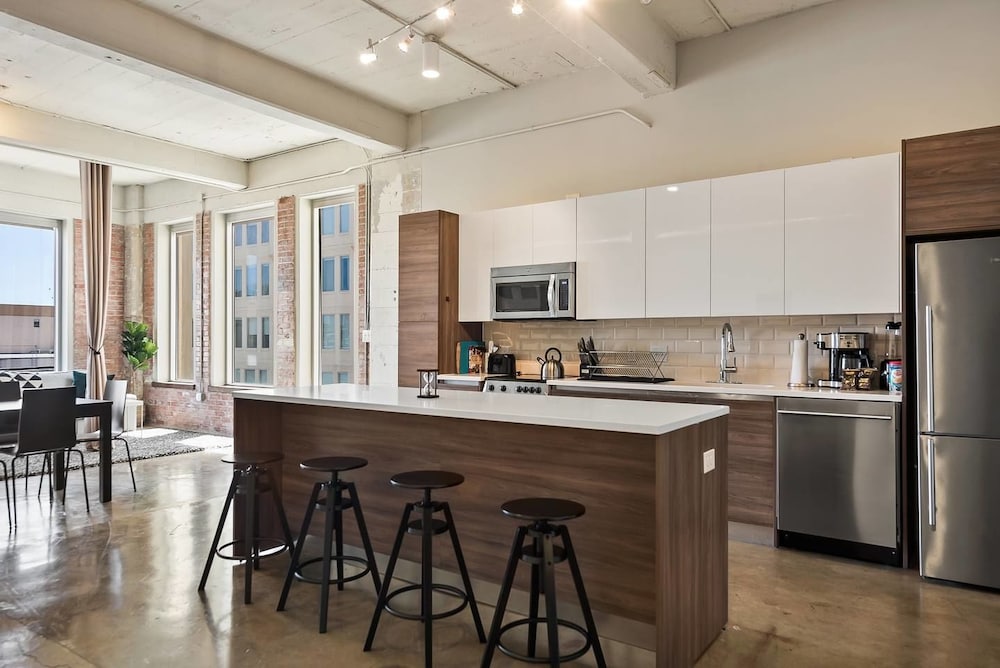 3 Bedroom Unit in Downtown Dallas with Pool & Gym - Image 5