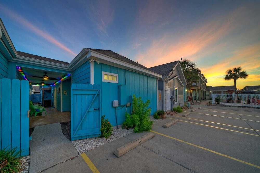 Sleeps 18 2 Beach Homes w/ 2 Pools, Playground, Covered Patios Pirates Bay