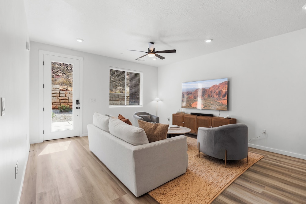 Brand New! Desert Cliff Sleeps 20 Guests!