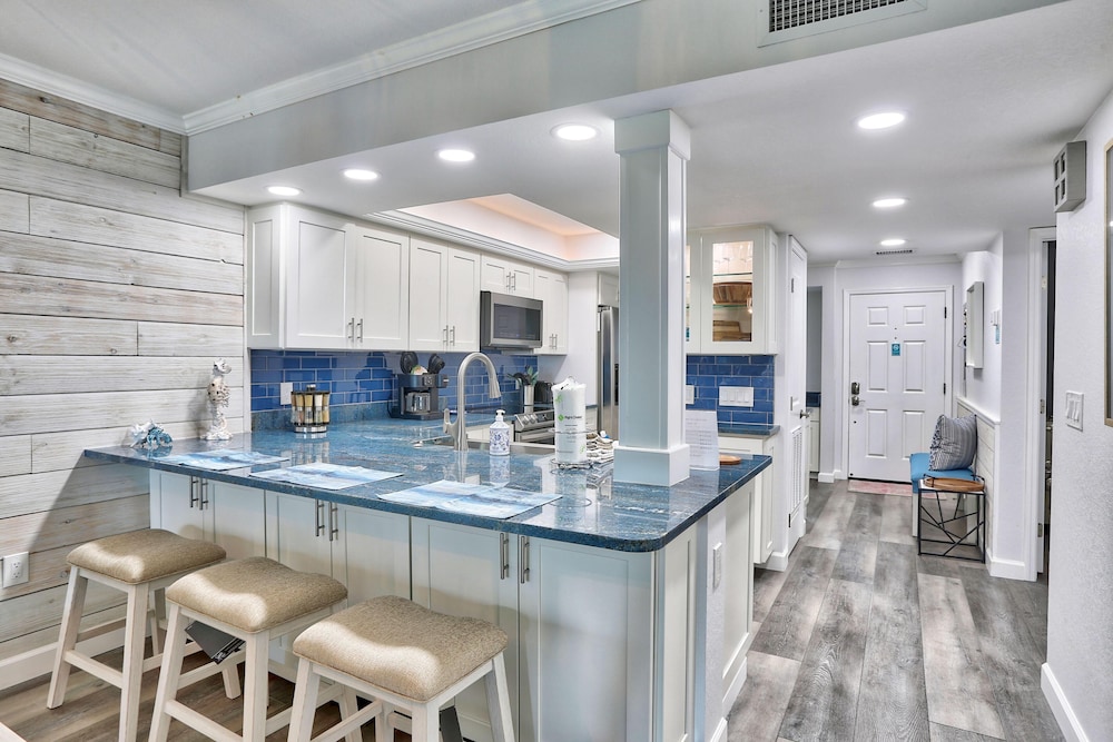 Land's End 11-302 Beach Front - Premier