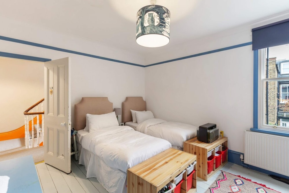 Lovely 4 Bedroom House near Portobello