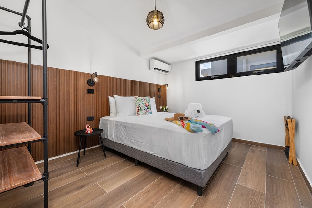 Brand NEW 2br1ba w Privatepool in Amazing Location