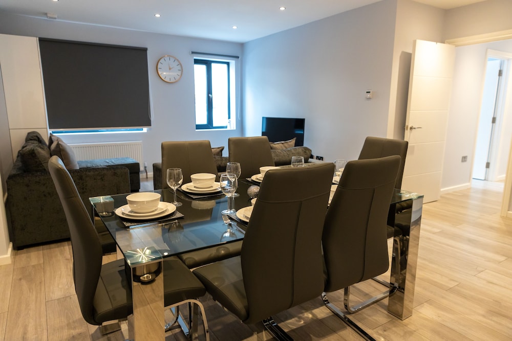 Hounslow Vacations - London Heathrow Bath Road Flats - Property Image 1