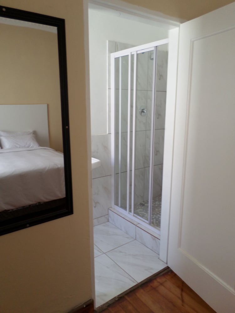 Johannesburg Vacations - DJ Guest Lodge - Property Image 10