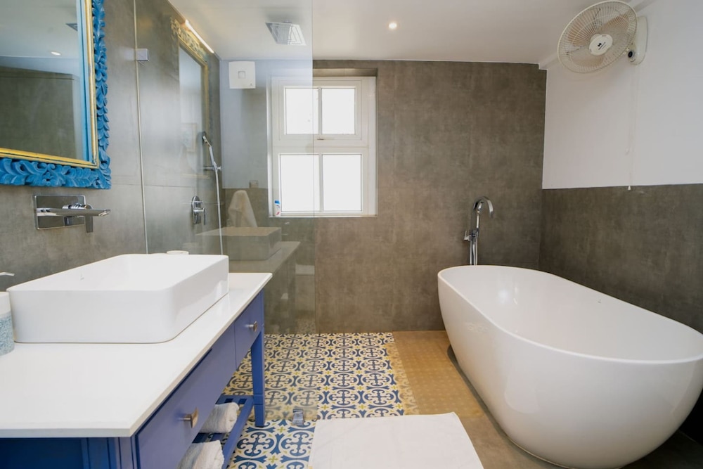 Villa Bauhinia - 5bhk With Pool 10 Mins to Beach