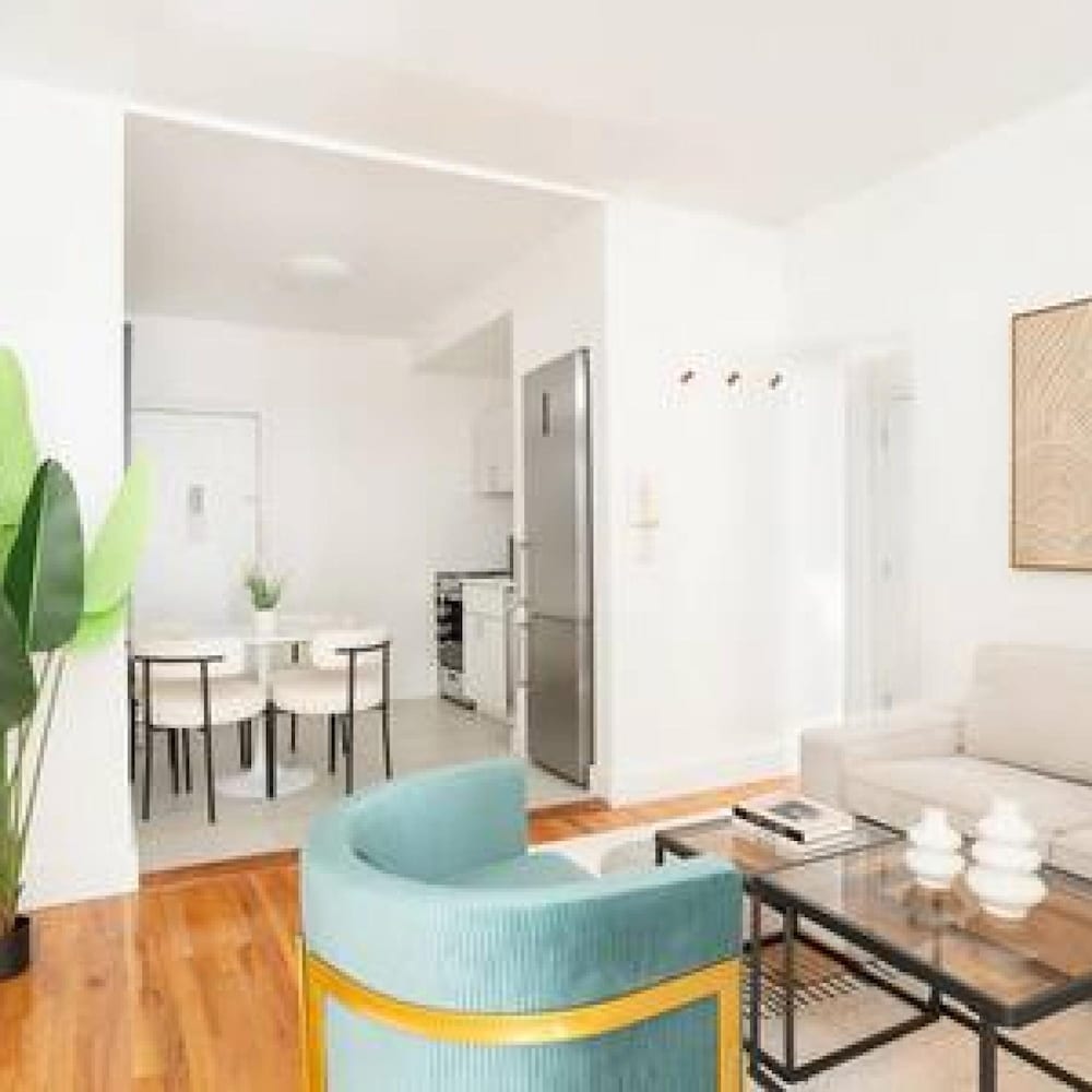 444-2e Modern 2BR Hell s Kitchen