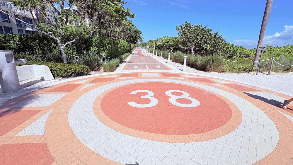 Retro Miami Getaway With Free Parking 1 Minute From Beach