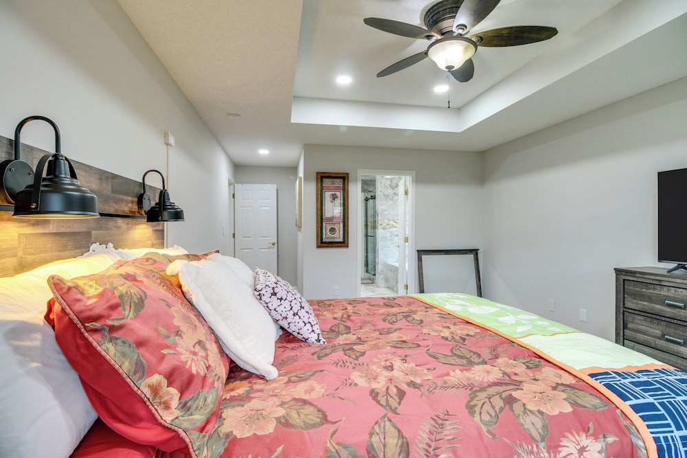 3 Mi to Oglethorpe Mall: Home w/ Fenced Yard!