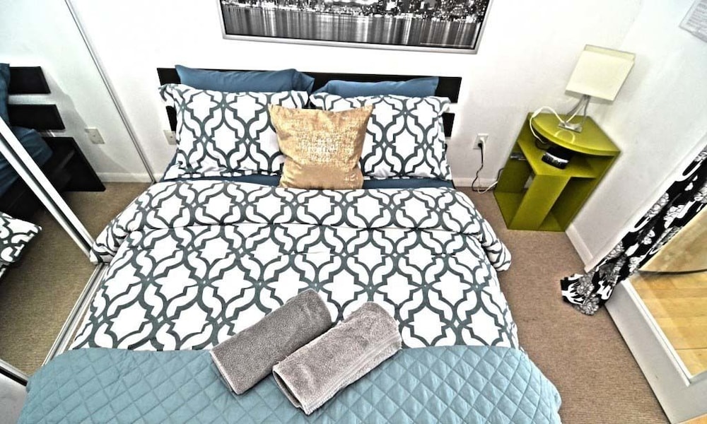 Toronto Escape - The Ruby Pink Suite - Image 5