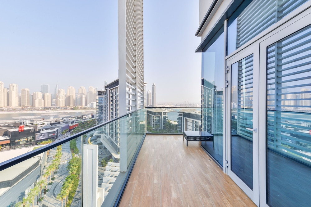 Spectacular 3BR plus 1 - DUBAI EYE view
