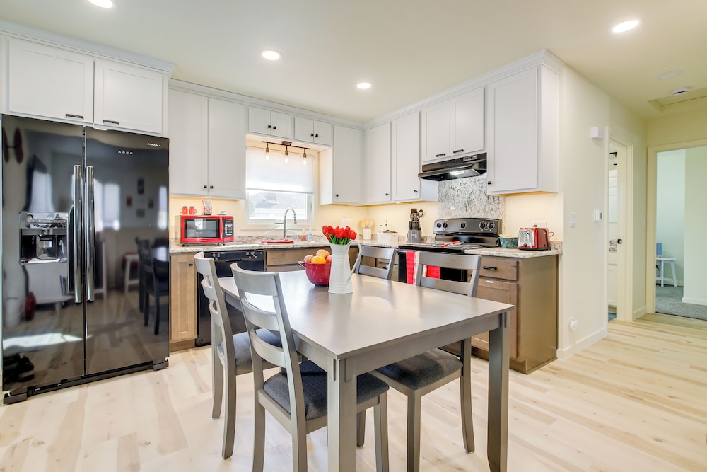 2 Mi to Lincoln Park Zoo: Family-friendly Home
