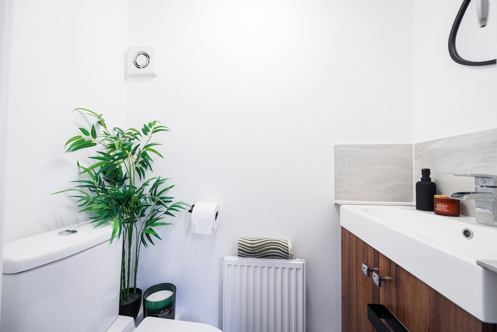 Stylish 3-bed Home in East London Free Parking