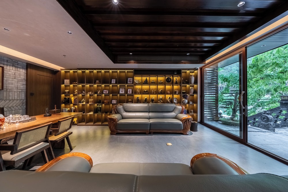 Fenghuang Yiquan River View B&B