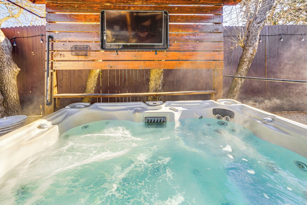 Sauna, Hot Tub & Cold Plunge: Oklahoma City Home!