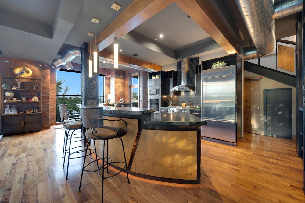 Penthouse With Mountain Views in Heart of Old Town