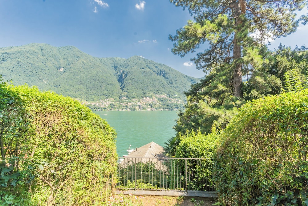 OC Lake Love by Rent all Como