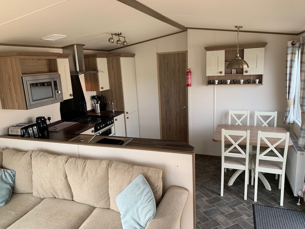 Beautiful 2-bed Caravan in Stratford-upon-avon view 5