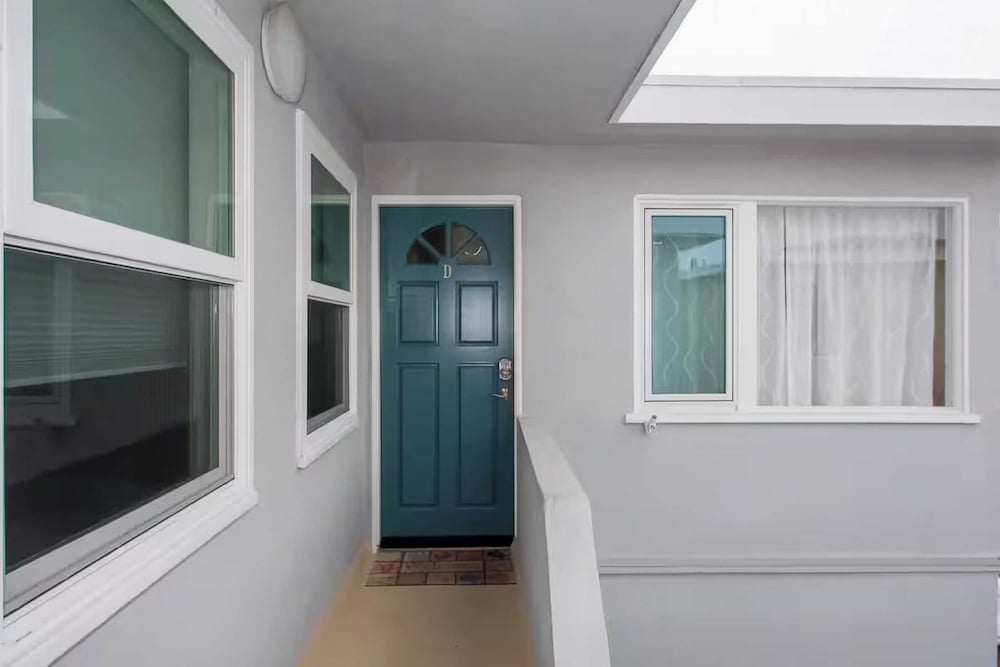 Waterfront Newport Condos w. Dock Access, Walk to Balboa Fun Zone and Beach